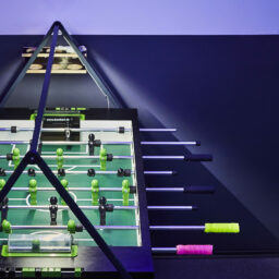 Bild eines beleuchteten Kicker in der Kickerfabrik Köln, der Kickerlocation für Events & Kickerparties