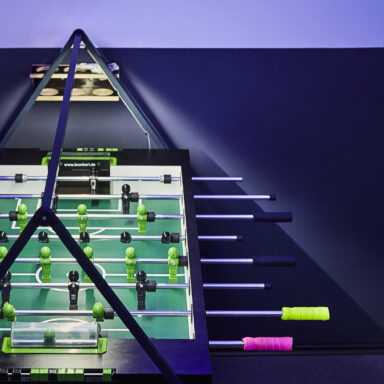 Bild eines beleuchteten Kicker in der Kickerfabrik Köln, der Kickerlocation für Events & Kickerparties