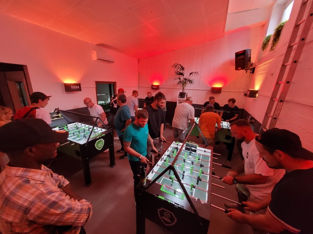 Bild von einem Kickerturnier in der Kickerfabrik Köln, der Kickerlocation für Kickerturniere & Tischfußball Events