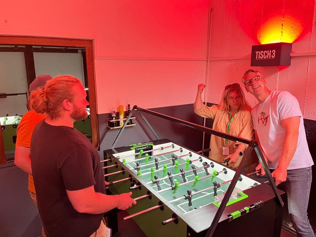 Bild eines Tischfußball Match in der Kickerfabrik Köln, der Kickerlocation für Kickerturniere & Tischfußball Events